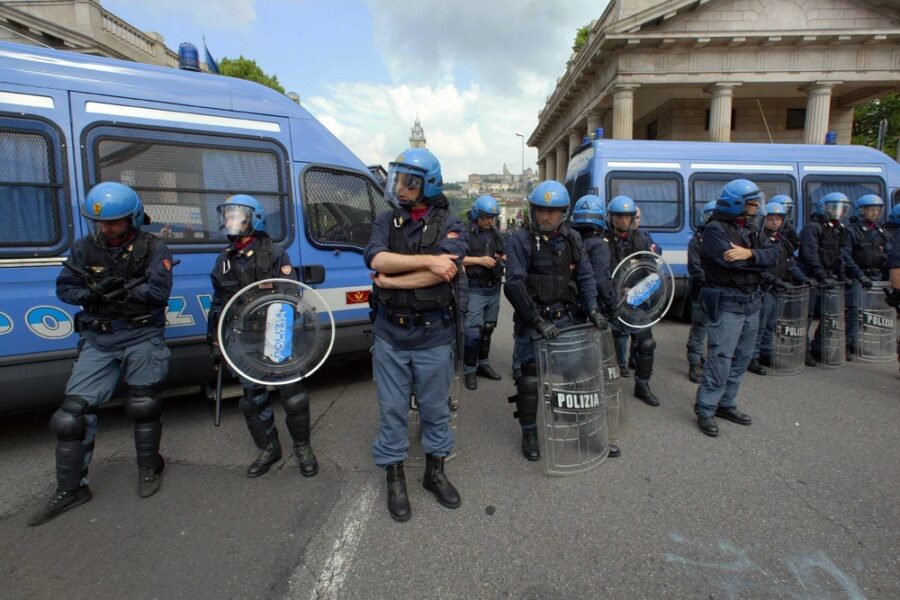 Gruppo di manifestanti ha rovesciato i cestini e divelto cartelloni e pali stradali
