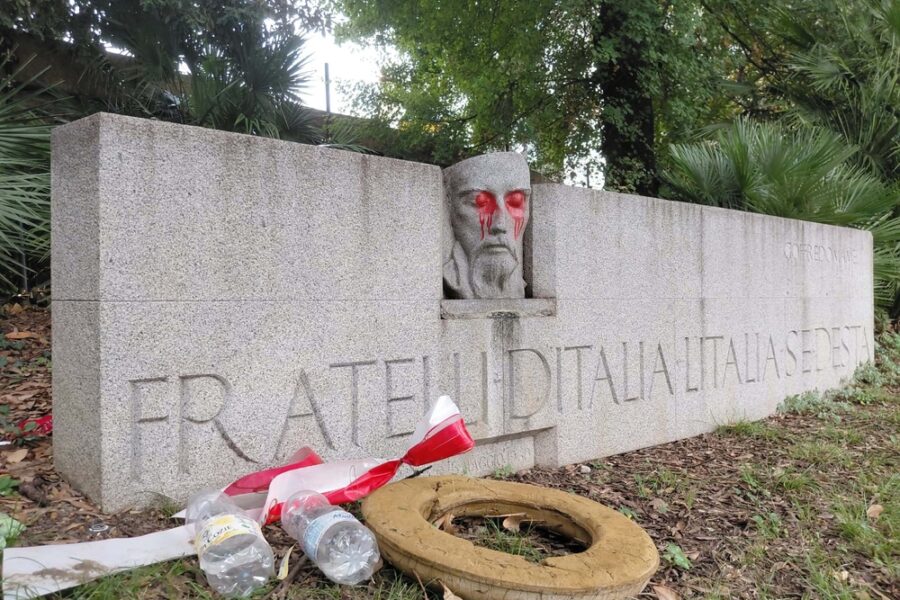 Volto del patriota autore dell'inno nazionale è stato sfregiato con spray di colore rosso