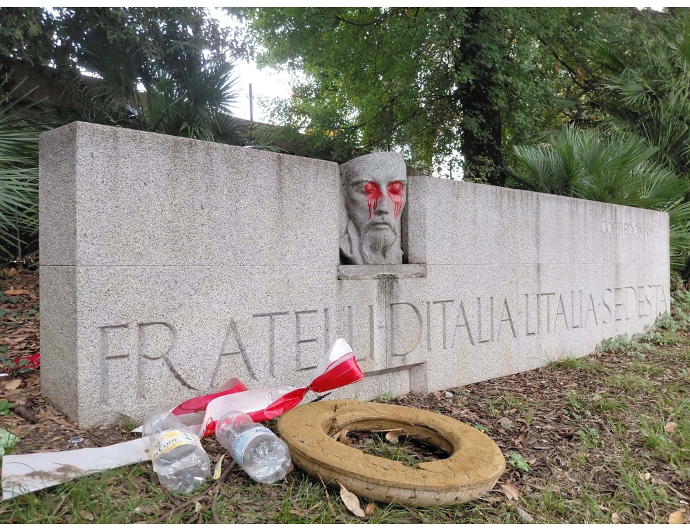 Vandalizzato a Genova il monumento dedicato a Mameli