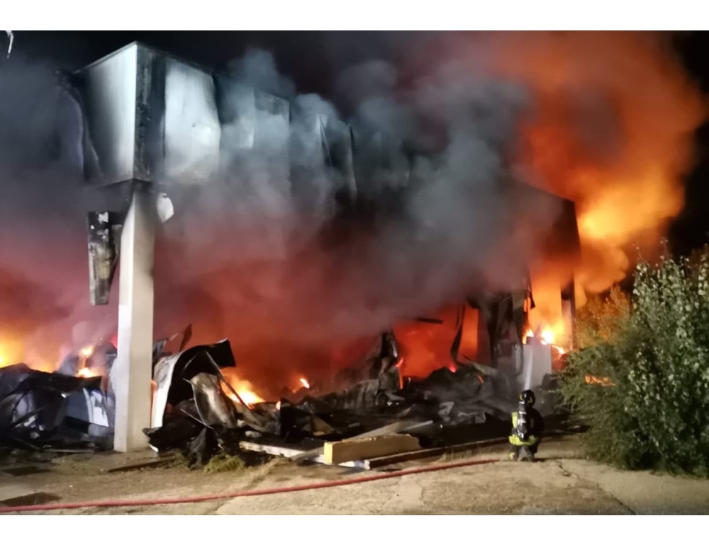 Vasto incendio all’ex centrale del latte di Alba, spento e ora bonifica