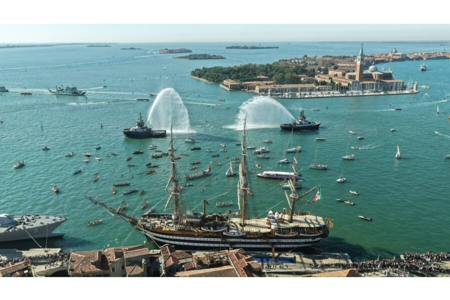 Un corteo acqueo in laguna per la nave scuola