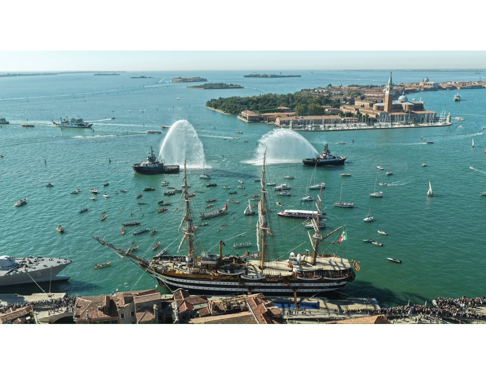 Venezia saluta la Amerigo Vespucci con l’alzaremi