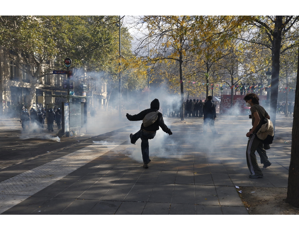 Violenti scontri con la polizia a margine del corteo a Parigi
