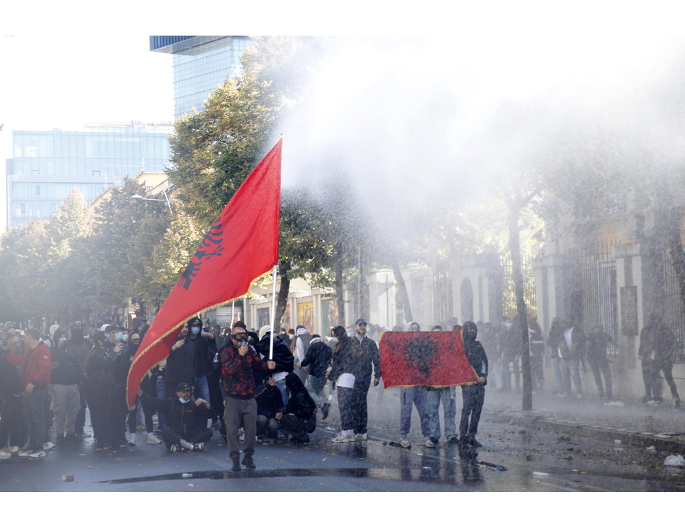 Violenti scontri nel centro di Tirana fra polizia e manifestanti
