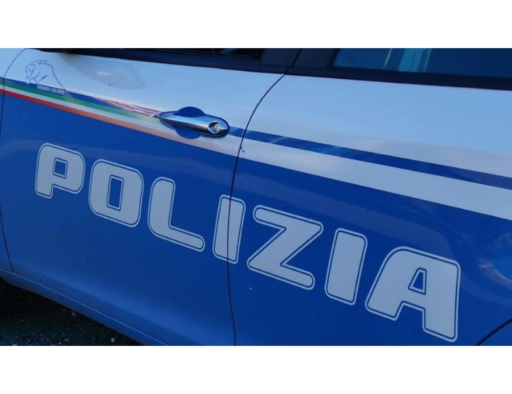 Violentò una sedicenne in strada davanti all’amica, arrestato un uomo