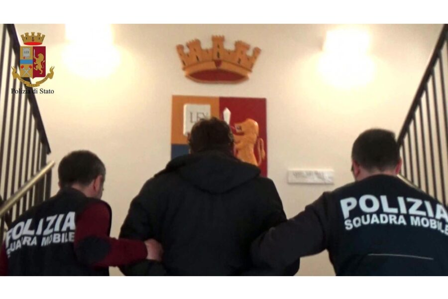 Un cliente avverte i genitori del ragazzino e chiama la Polizia