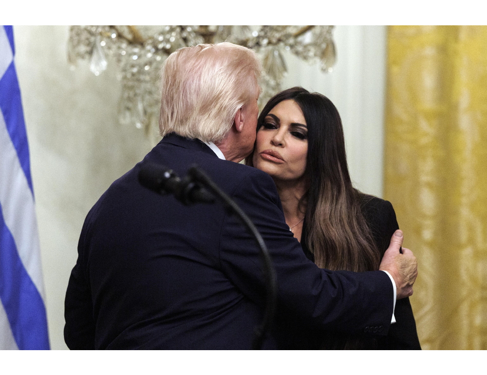 Wsj, ‘l’ambasciatrice in Grecia chiese 100mila dollari a un donatore Maga’