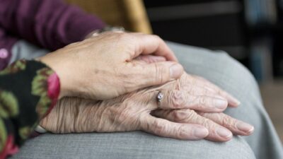 Nuovo allarme truffe agli anziani: falsi operatori della Regione chiedono dati sulla famiglia