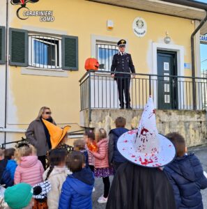 Gravedona ed Uniti, Halloween in caserma per i bambini dell’asilo infantile