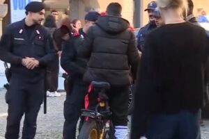 In bici a Como con il passamontagna, foglio di via per il 24enne fermato ieri