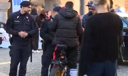 In bici a Como con il passamontagna, foglio di via per il 24enne fermato ieri