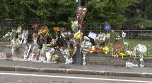 Un muro di fiori per “Penna”, domani l’ultimo saluto