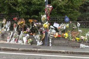 Un muro di fiori per “Penna”, domani l’ultimo saluto