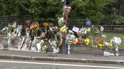 Un muro di fiori per “Penna”, domani l’ultimo saluto