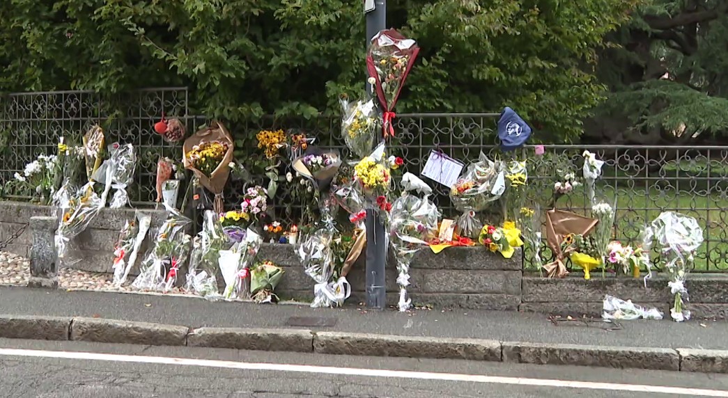 Un muro di fiori per “Penna”, domani l’ultimo saluto