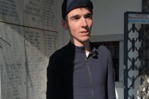 Bardet al Ghisallo, visita a sorpresa con la famiglia: “Luogo mitico, sacro per il ciclismo”
