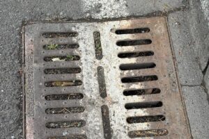 Tombini ostruiti, nuova segnalazione in città. Cantaluppi (FdI): “Ancora un nulla di fatto”