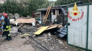 Mozzate, incendio in deposito edile in via Don Sturzo: nessun ferito
