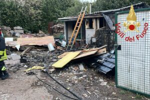 Mozzate, incendio in deposito edile in via Don Sturzo: nessun ferito