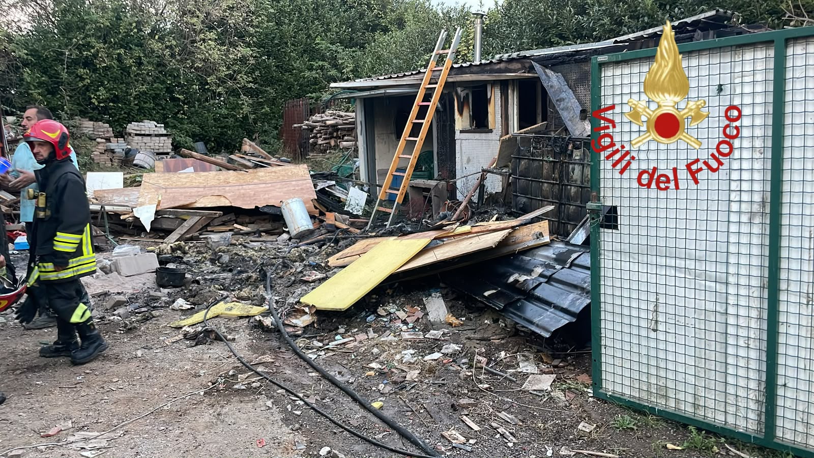 Mozzate, incendio in deposito edile in via Don Sturzo: nessun ferito