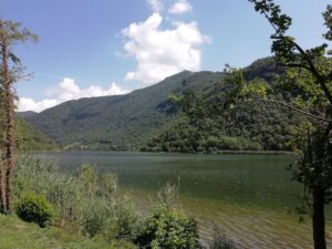 Triangolo Lariano, escursionista 83enne soccorso nei boschi sopra il Segrino
