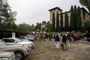 Ruote nella Storia: da Cernobbio a Casiglio, tra auto d’epoca, eleganza e solidarietà