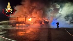 Tir in fiamme nella notte nell’area di sosta. Illeso l’autista