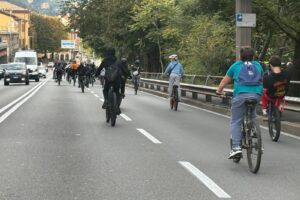 Decine di ragazzini in bicicletta, allarme sulla Napoleona