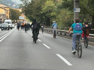 Decine di ragazzini in bicicletta, allarme sulla Napoleona