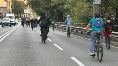 Decine di ragazzini in bicicletta, allarme sulla Napoleona