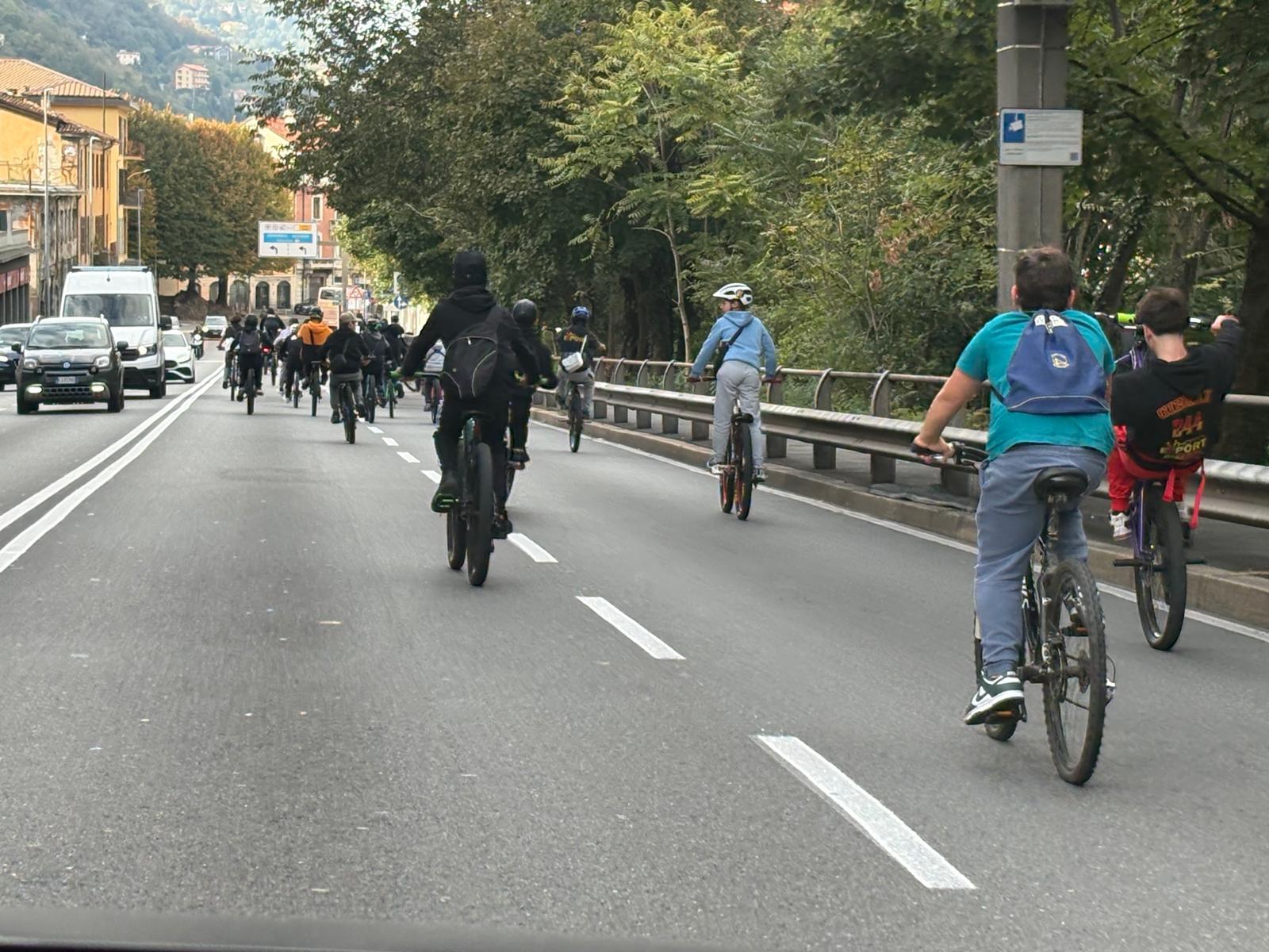Decine di ragazzini in bicicletta, allarme sulla Napoleona