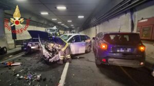 Incidente tra tre auto nella galleria di Cernobbio, traffico bloccato