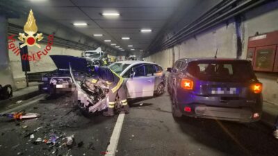 Incidente tra tre auto nella galleria di Cernobbio, traffico bloccato