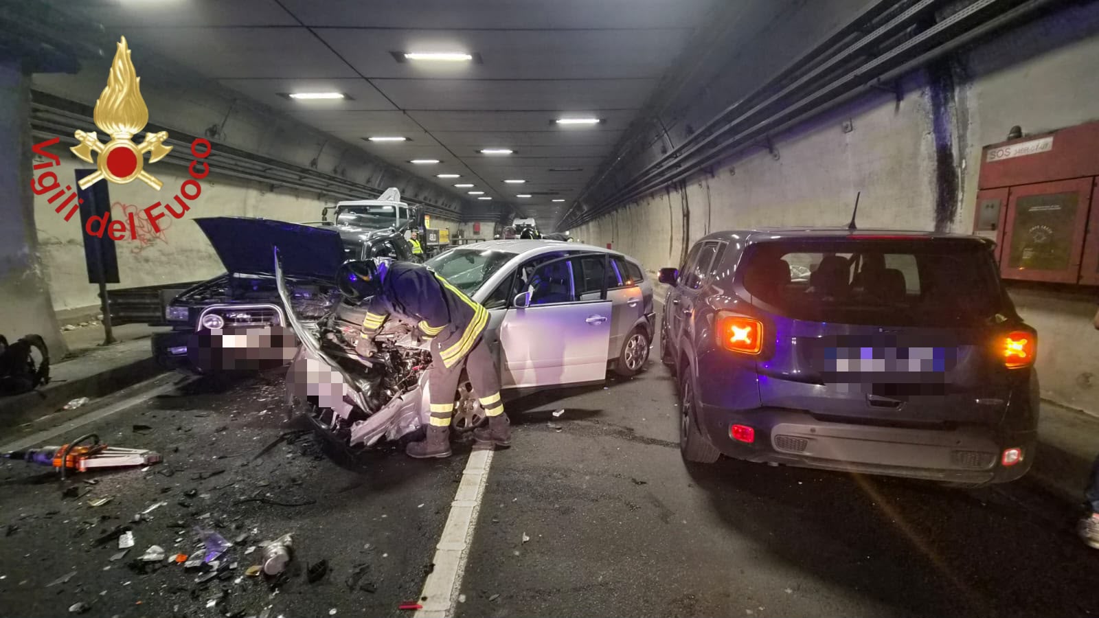 Incidente tra tre auto nella galleria di Cernobbio, traffico bloccato