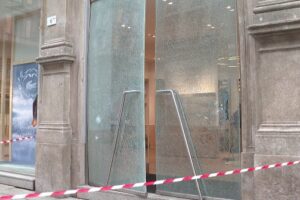 Milano sotto scacco tra violenze e razzie nei negozi. La rabbia di commercianti e cittadini