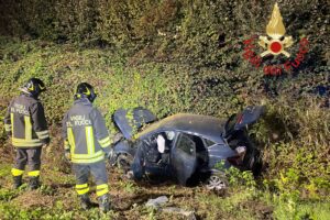 Auto si ribalta vicino alla rotonda a Villa Guardia, 41enne in ospedale