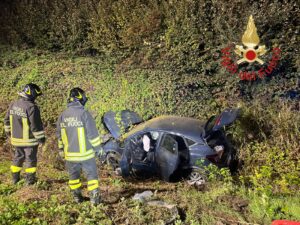 Auto si ribalta vicino alla rotonda a Villa Guardia, 41enne in ospedale
