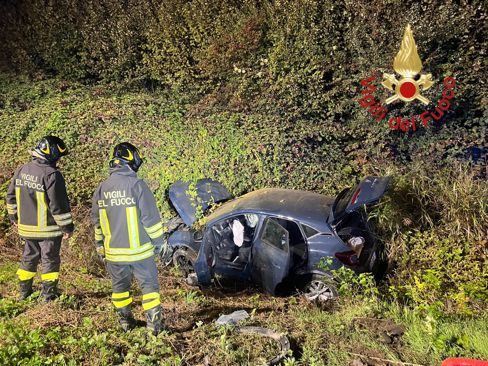 Auto si ribalta vicino alla rotonda a Villa Guardia, 41enne in ospedale